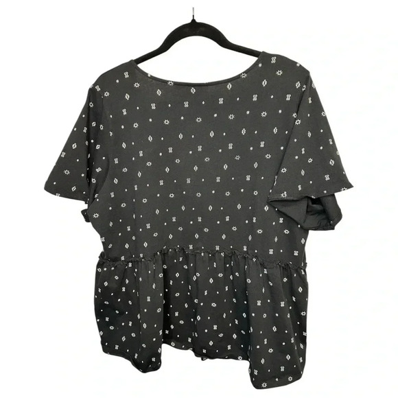 Torrid Top Womens 1X Short Flutter Sleeve V-Neck Peplum Black All Over Print - Picture 2 of 5